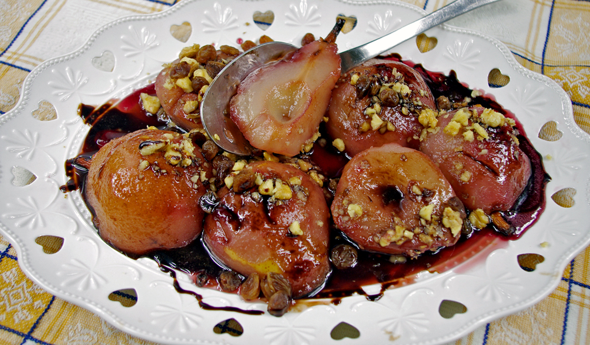 Dessert Di Pere Cotte Al Vino E Cioccolato Caldo