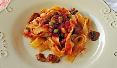 Pappardelle con sugo di piselli e funghi