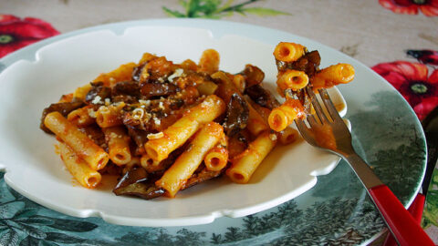 La pasta con le melanzane al sugo in salsa di pomodoro. Ricetta siciliana