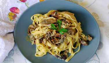 Pasta ai funghi con panna e pancetta