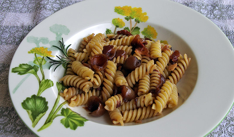 PASTA CON CIPOLLINE IN AGRODOLCE, OLIVE E ROSMARINO