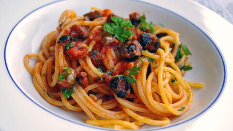 Spaghetti alla puttanesca, versione tipica romana