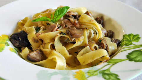 Tagliatelle con funghi misti e prosciutto