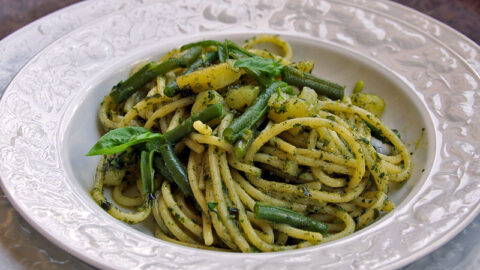 Pasta al pesto con patate e fagiolini