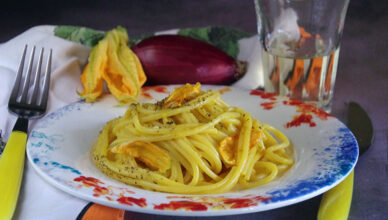 Gli spaghetti ai fiori di zucca e zafferano, ricetta tradizionale di L'Aquila
